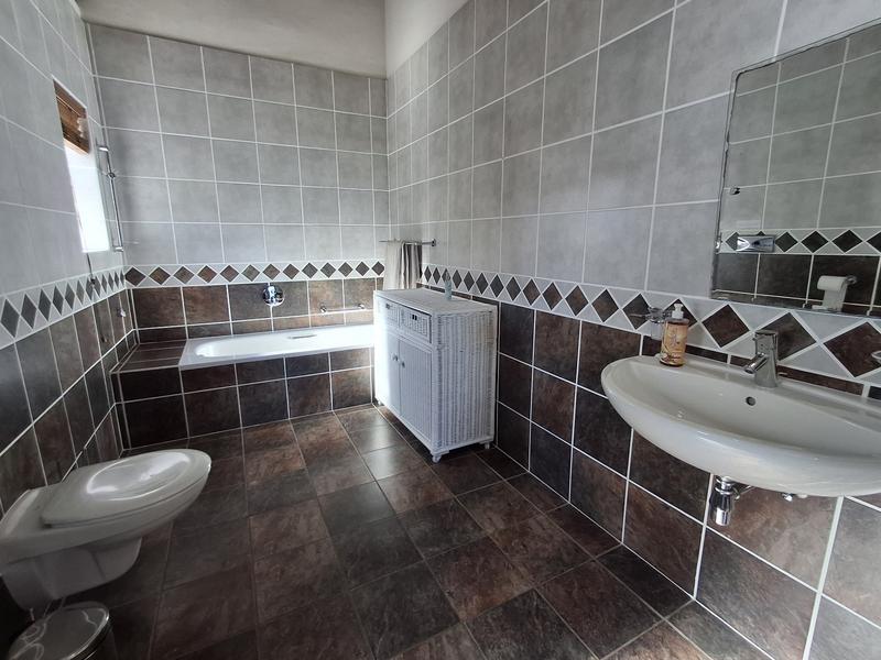 6 Bedroom Property for Sale in Duyker Eiland Western Cape